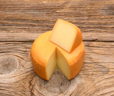 ahşap masa üstünde peynir tekerlek