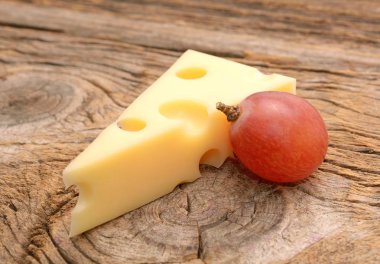  ahşap tahta üzerinde peynir