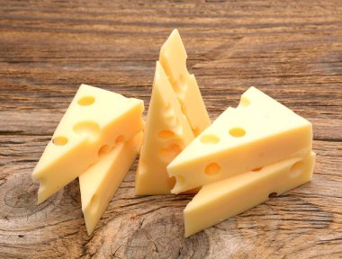 ahşap tahta üzerinde peynir 