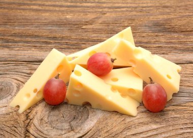 ahşap tahta üzerinde peynir