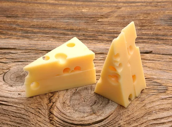  ahşap tahta üzerinde peynir