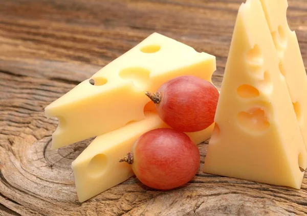 木の板の上にチーズ — ストック写真