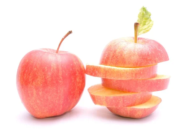 红苹果 在白色的叶子分离的果子 — 图库照片