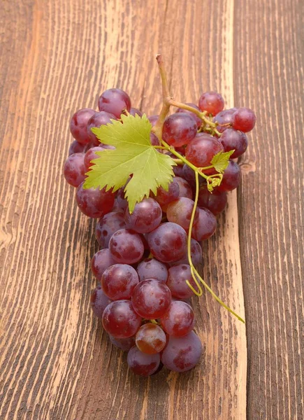 Branch Ripe Organic Grapes Wooden Rustic Background — Stock Photo, Image