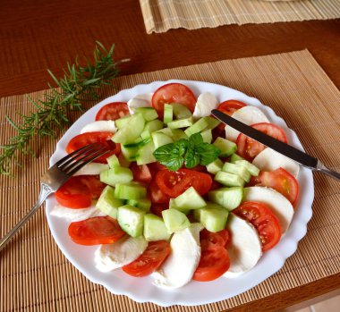 Mozzarella peyniri, domates ve fesleğen taze sebze salatası 
