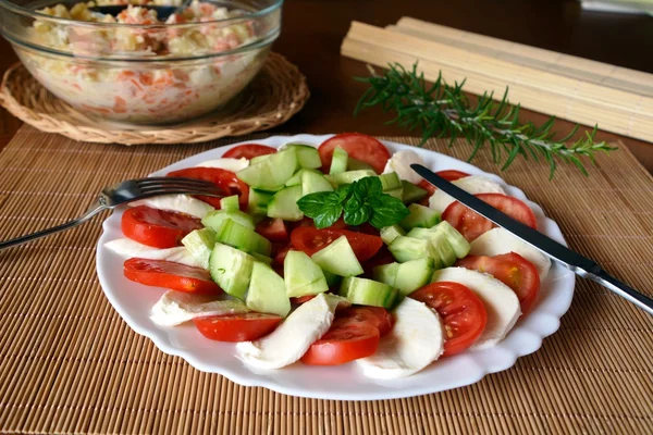 Salade de légumes frais avec mozzarella, tomate et basilic — Photo