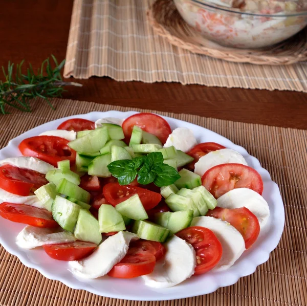 Salada de legumes frescos com mussarela, tomate e manjericão — Fotografia de Stock