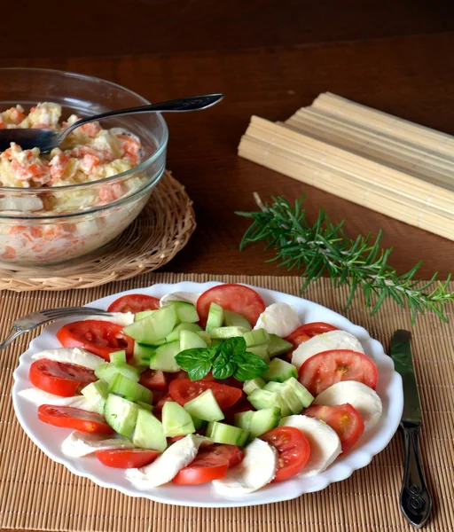 Свежий овощной салат с моцареллой, помидорами и базиликом — стоковое фото