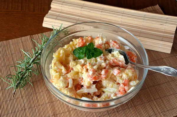 Salade de pommes de terre fraîche maison avec oeufs et carottes sur bol en verre — Photo