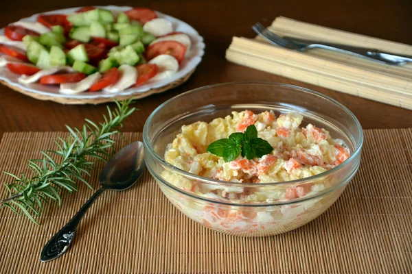 Ensalada de papa casera fresca con huevos y zanahorias en un tazón de cristal — Foto de Stock