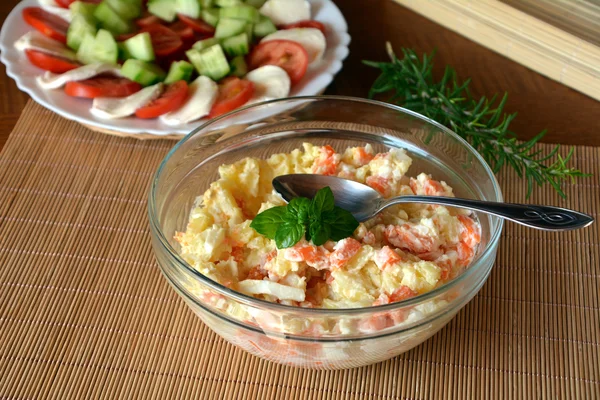 Salade de pommes de terre fraîche maison avec oeufs et carottes sur bol en verre — Photo