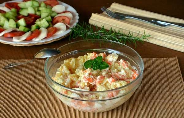 Свежий домашний картофельный салат с яйцами и морковью на стеклянной чаше — стоковое фото