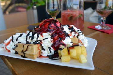 Taze meyve ve krema ile waffle. Fransız tatlı.