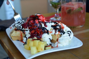 Taze meyve ve krema ile waffle. Fransız tatlı.