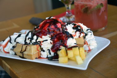 Taze meyve ve krema ile waffle. Fransız tatlı.