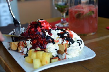 Taze meyve ve krema ile waffle. Fransız tatlı.