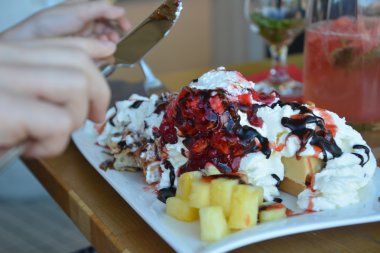 Taze meyve ve krema ile waffle. Fransız tatlı.