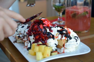 Taze meyve ve krema ile waffle. Fransız tatlı.