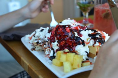 Taze meyve ve krema ile waffle. Fransız tatlı.