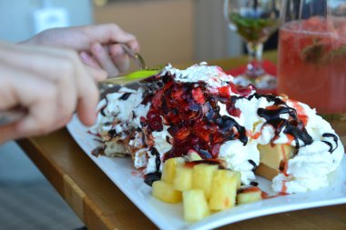 Taze meyve ve krema ile waffle. Fransız tatlı.