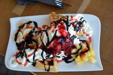 Taze meyve ve krema ile waffle. Fransız tatlı.
