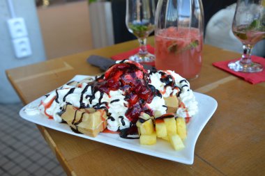 Taze meyve ve krema ile waffle. Fransız tatlı.