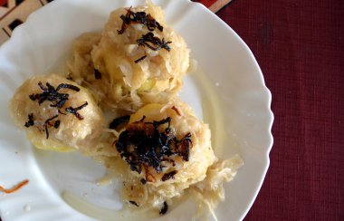 Patates köfte füme et ve bir plaka üzerinde lahana dolması