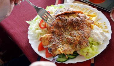 Kızarmış tavuk göğsü ve bir tabak kızarmış patates tava