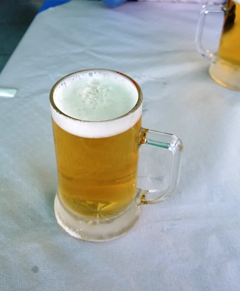 Стакан светлого пива на столе ресторана . — стоковое фото
