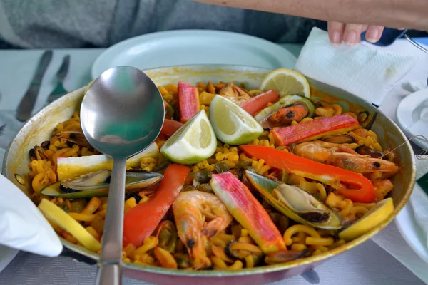 Paella aux nouilles aux fruits de mer un bol sur une table — Photo