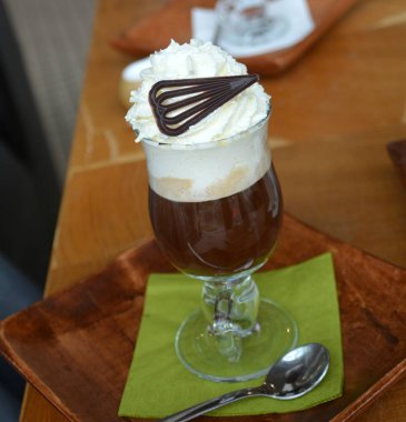 Cam bardak krem şanti ile Viyana kahve