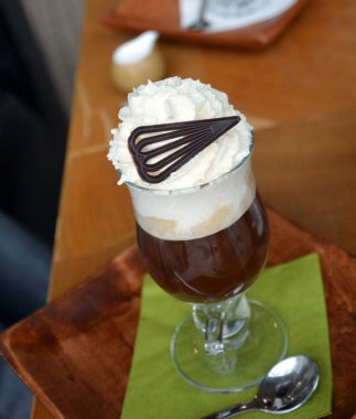 Cam bardak krem şanti ile Viyana kahve