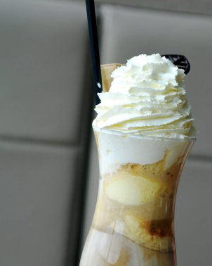 Kahve dondurma ve bir bardak krem şanti