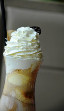 Cam fincan kahve dondurma ve krem şanti ile