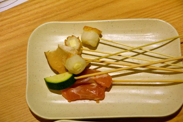 Deliziosa cucina giapponese Satay di pollo su un piatto . — Foto Stock