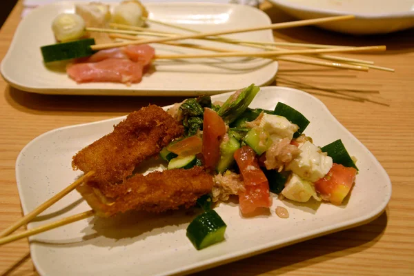 Deliciosa cocina japonesa Pollo Satay en un plato . —  Fotos de Stock