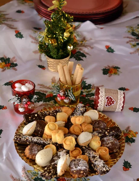 Imagem de fim encantadora de biscoitos de Natal em uma mesa — Fotografia de Stock