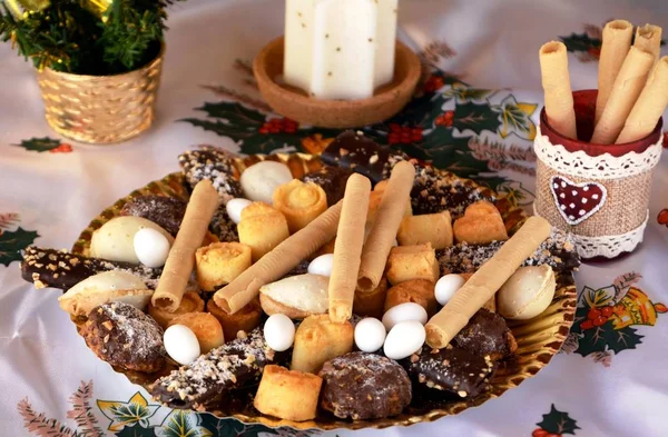 Biscuits de Noël décorés sur une table avec des bougies allumées — Photo