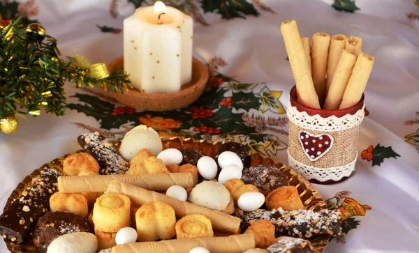 Christmas cookies decorated on a table with lighted candles — Stock Photo, Image