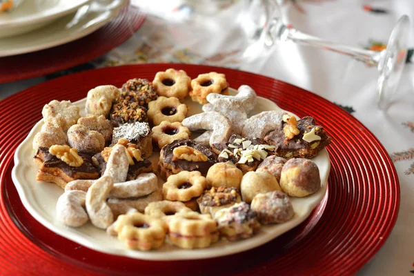 Imagem de fim encantadora de biscoitos de Natal em uma chapa em uma mesa . Imagem De Stock