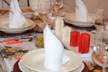 Noel yemeği masasında mumlar ve Noel atmosferi.