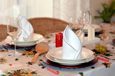 Noel yemeği masasında mumlar ve Noel atmosferi.