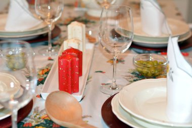 Noel yemeği masasında mumlar ve Noel atmosferi.