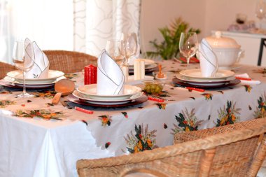 Noel yemeği masasında mumlar ve Noel atmosferi.