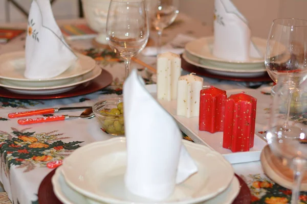 Noel yemeği masasında mumlar ve Noel atmosferi.