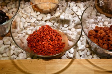 Bir cam kase üzerinde kurutulmuş meyve. Geleneksel piyasada: Kyoto, Japonya. 