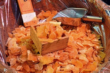 Bir cam kase üzerinde kurutulmuş meyve. Geleneksel piyasada: Kyoto, Japonya. 