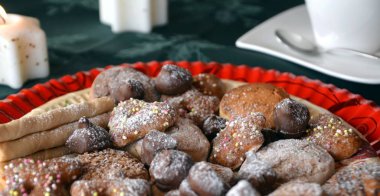 Yanan mumlar bir masada güzel Noel kurabiyeleri görüntüsünü yakından dekore