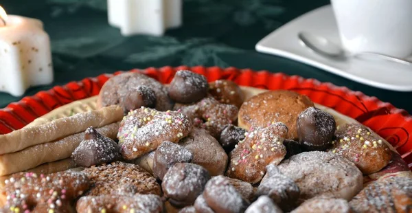 Preciosa imagen de cerca de las galletas de Navidad decoradas en una mesa con velas encendidas — Foto de Stock