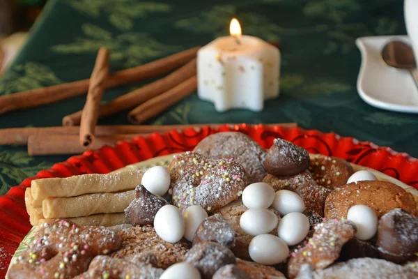 Schöne Nahaufnahme Bild von Weihnachtsplätzchen auf einem Tisch mit brennenden Kerzen dekoriert — Stockfoto